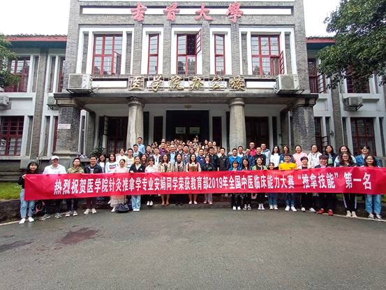 图2：bv伟德国际1946在校员工热烈欢迎代表队载誉归来