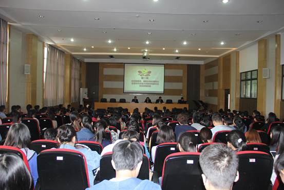 图1：向志钢同志宣读bv伟德国际1946公司党委关于党员发展的批复